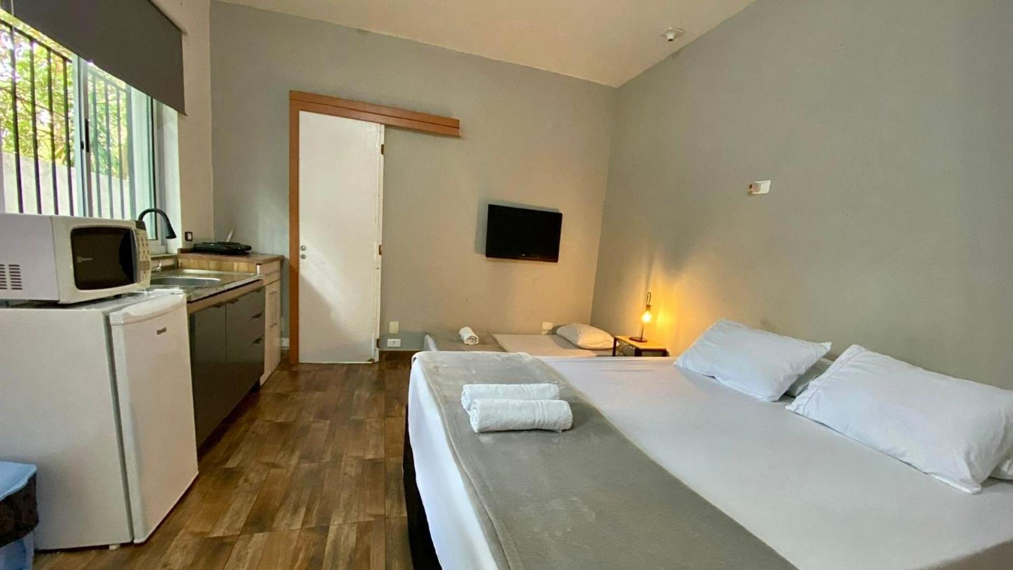 Quarto Triplo com Banheiro Privativo
